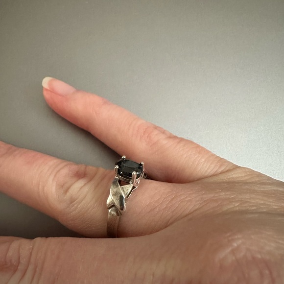 Black onyx faceted stone and silver band ring cathedral and cross design - Picture 7 of 7